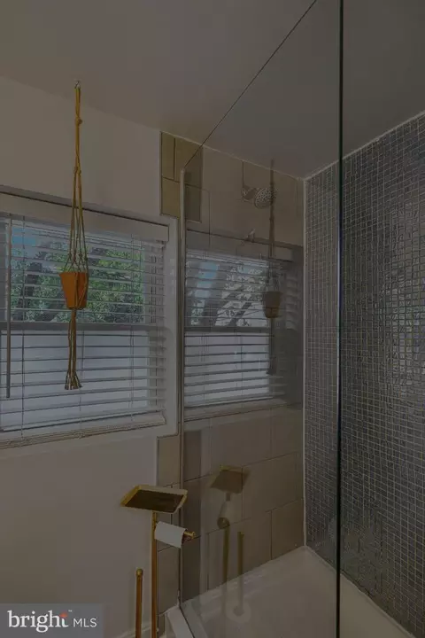 Bath - 2013 Spark Ct, Baltimore, MD 21231 photo 1 of 2