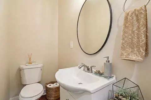 Bath - 1602 N Bond St, Baltimore, MD 21213 photo 1 of 2