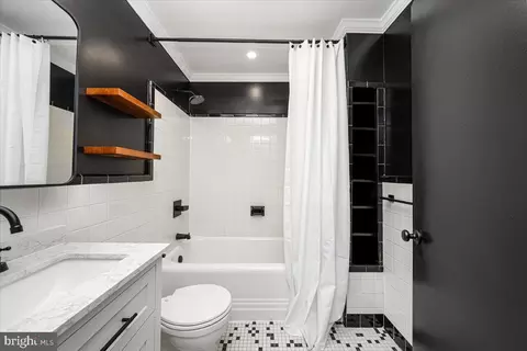 Bath - 1 E Chase St #1008, Baltimore, MD 21202 photo 1 of 2