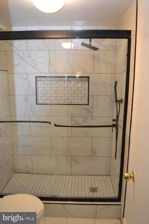 Bath - 5153 Frederick Ave, Baltimore, MD 21229 photo 3 of 4