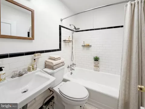 Bath - 2709 E Hoffman St, Baltimore, MD 21213 photo 1 of 3