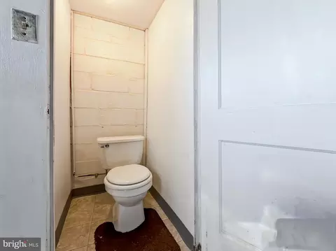 Bath - 2709 E Hoffman St, Baltimore, MD 21213 photo 3 of 3