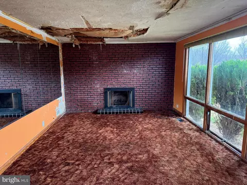 Living - 2713 Glen Ave, Baltimore, MD 21215 photo 3 of 4
