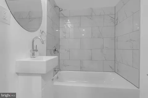 Bath - 854 Bradhurst Rd, Baltimore, MD 21212 photo 1 of 4
