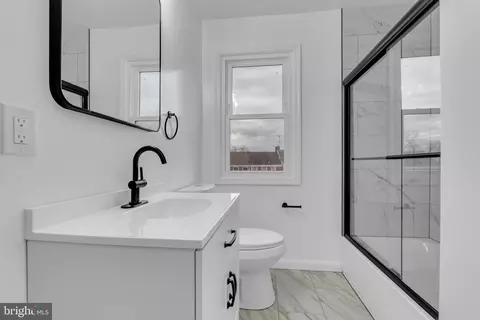 Bath - 854 Bradhurst Rd, Baltimore, MD 21212 photo 3 of 4