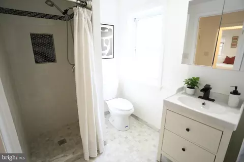Bath - 29 E Henrietta St, Baltimore, MD 21230 photo 1 of 2