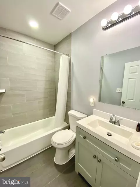 Bath - 746 Linnard St, Baltimore, MD 21229 photo 4 of 6
