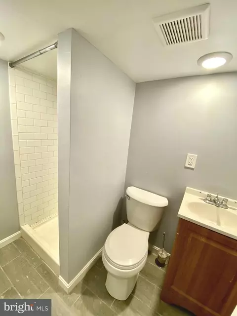 Bath - 746 Linnard St, Baltimore, MD 21229 photo 6 of 6