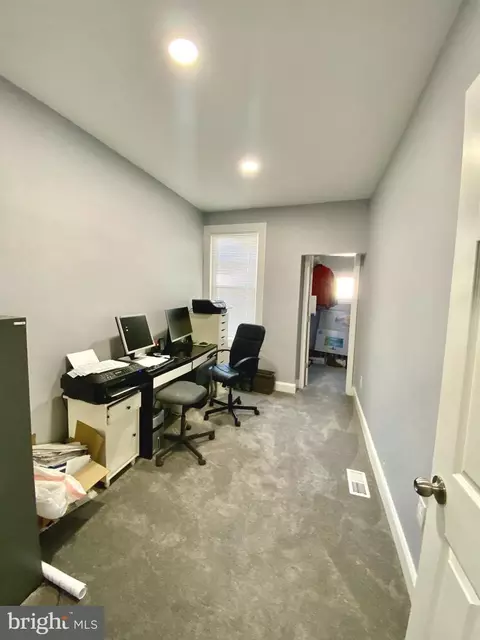 Entry Way - 746 Linnard St, Baltimore, MD 21229 photo 2 of 3