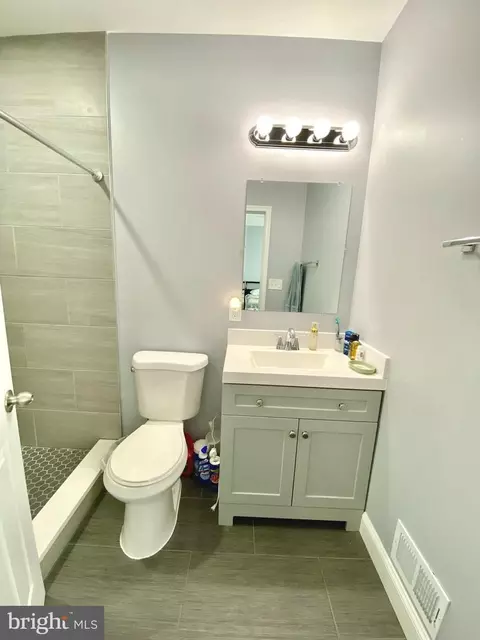 Bath - 746 Linnard St, Baltimore, MD 21229 photo 1 of 6