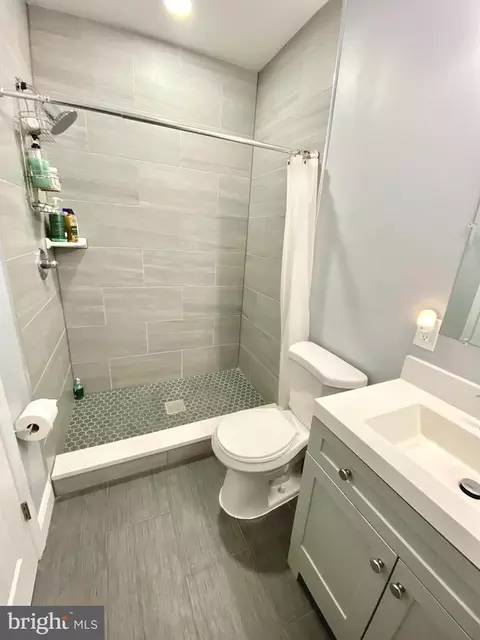 Bath - 746 Linnard St, Baltimore, MD 21229 photo 2 of 6