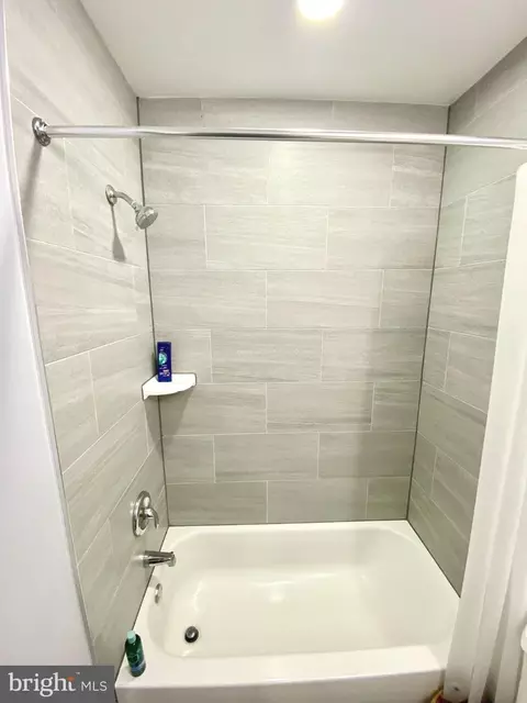 Bath - 746 Linnard St, Baltimore, MD 21229 photo 5 of 6