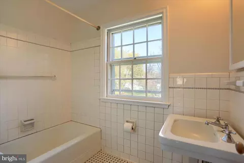 Bath - 115 Witherspoon Rd, Baltimore, MD 21212 photo 3 of 5