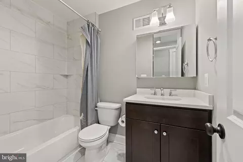 Bath - 935 S Bouldin St, Baltimore, MD 21224 photo 2 of 3