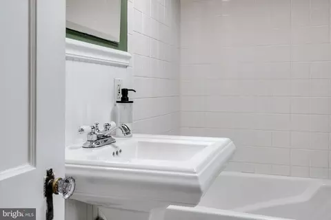 Bath - 706 E Lake Ave, Baltimore, MD 21212 photo 1 of 3