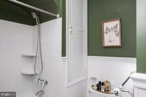 Bath - 706 E Lake Ave, Baltimore, MD 21212 photo 3 of 3