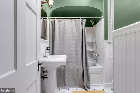 Bath - 706 E Lake Ave, Baltimore, MD 21212 photo 2 of 3