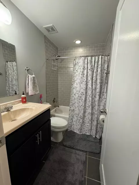 Bath - 17 E 21st St, Baltimore, MD 21218 photo 2 of 5