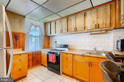 Kitchen - 621 Rappolla St, Baltimore, MD 21224 photo 3 of 4
