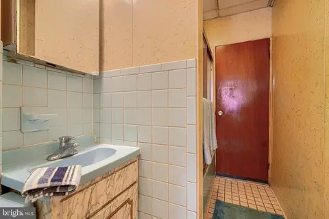 Bath - 621 Rappolla St, Baltimore, MD 21224 photo 1 of 2