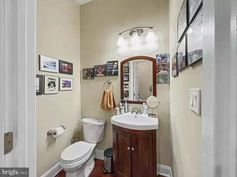 Bath - 1610 N Broadway N, Baltimore, MD 21213 photo 1 of 4