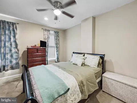 Bedroom - 1610 N Broadway N, Baltimore, MD 21213 photo 2 of 4