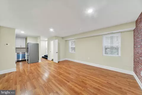 Living - 15 Branch Ln #22, Baltimore, MD 21201 photo 3 of 3