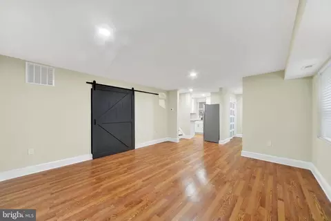 Living - 15 Branch Ln #22, Baltimore, MD 21201 photo 2 of 3
