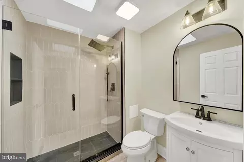 Bath - 15 Branch Ln #22, Baltimore, MD 21201 photo 1 of 1