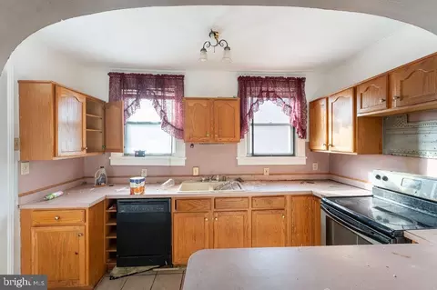 Kitchen - 2105 Whittier Ave, Baltimore, MD 21217 photo 1 of 2
