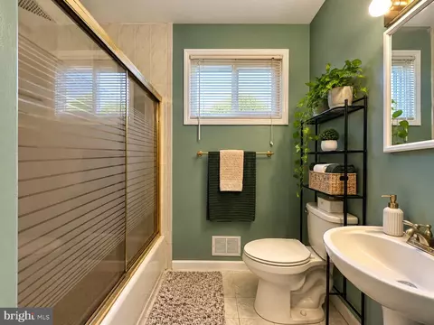 Bath - 3807 Cedarhurst Rd, Baltimore, MD 21206 photo 1 of 3