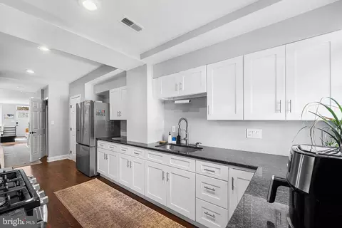 Entry Way - 807 S Luzerne Ave, Baltimore, MD 21224 photo 3 of 5