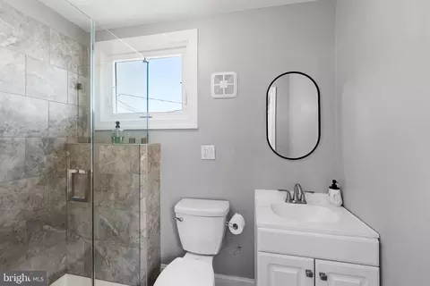 Bath - 807 S Luzerne Ave, Baltimore, MD 21224 photo 2 of 2