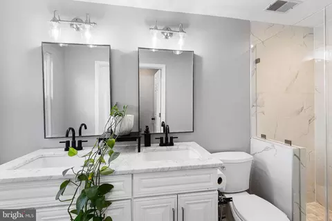 Bath - 807 S Luzerne Ave, Baltimore, MD 21224 photo 1 of 2
