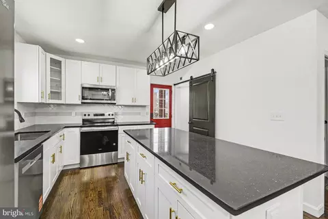 Entry Way - 4716 Schley Ave, Baltimore, MD 21206 photo 2 of 4