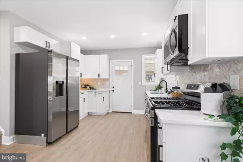 Entry Way - 1315 Lakeside Ave, Baltimore, MD 21218 photo 2 of 10