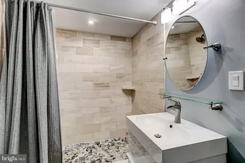 Bath - 307 S Exeter St, Baltimore, MD 21202 photo 7 of 8