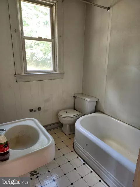 Bath - 4400 White Ave, Baltimore, MD 21206 photo 1 of 3