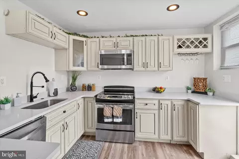 Kitchen - 4800 Midline Rd, Baltimore, MD 21206 photo 2 of 4