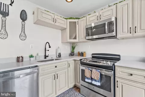 Kitchen - 4800 Midline Rd, Baltimore, MD 21206 photo 3 of 4