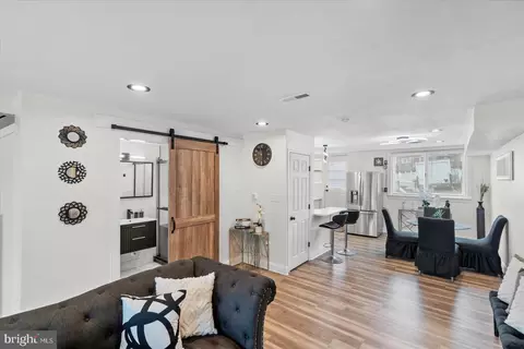 Entry Way - 4800 Midline Rd, Baltimore, MD 21206 photo 4 of 5