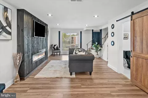 Entry Way - 4800 Midline Rd, Baltimore, MD 21206 photo 2 of 5