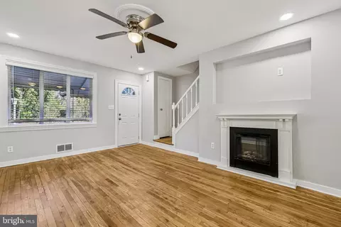 Living - 4546 Mountview Rd, Baltimore, MD 21229 photo 2 of 3