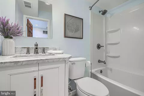 Bath - 38 E Hamburg St, Baltimore, MD 21230 photo 3 of 5