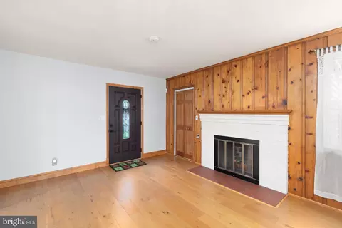 Living - 5204 Catalpha Rd, Baltimore, MD 21214 photo 2 of 5