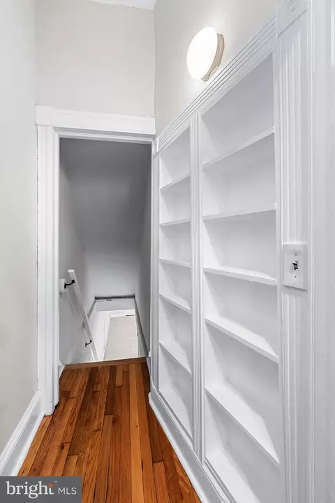 Entry Way - 21 S Linwood Ave, Baltimore, MD 21224 photo 5 of 12
