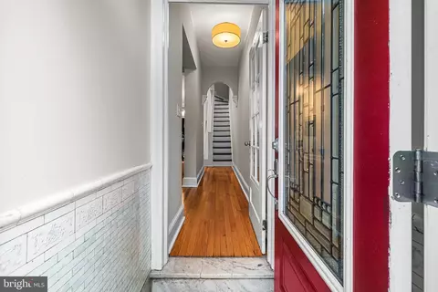 Entry Way - 21 S Linwood Ave, Baltimore, MD 21224 photo 2 of 12