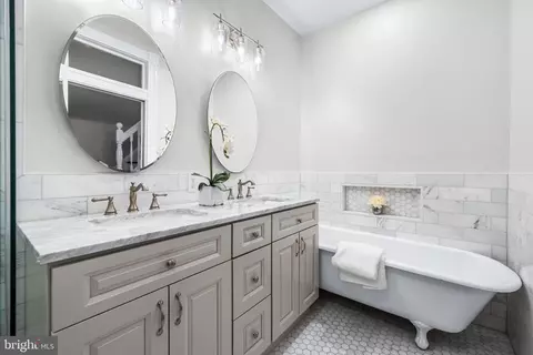 Bath - 21 S Linwood Ave, Baltimore, MD 21224 photo 4 of 7