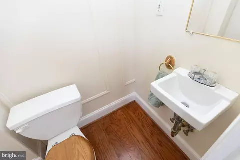 Entry Way - 3633 Elkader Rd, Baltimore, MD 21218 photo 3 of 4