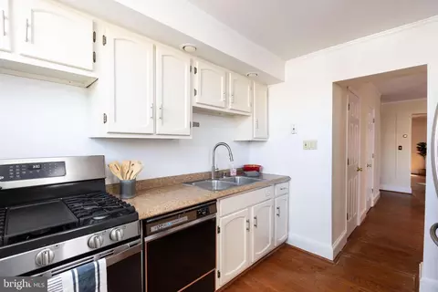 Entry Way - 3633 Elkader Rd, Baltimore, MD 21218 photo 2 of 4